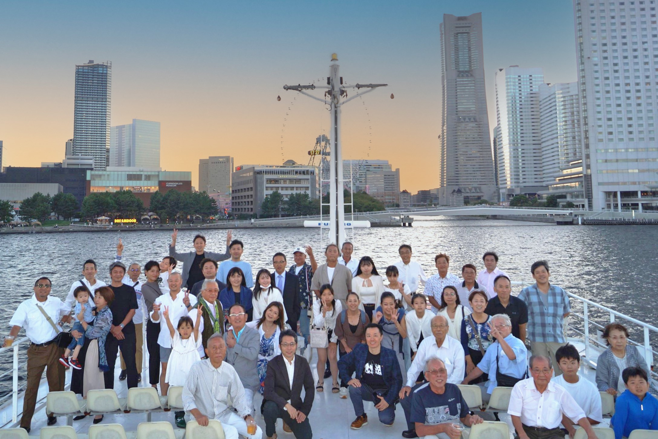 セレブリティⅡ号の3階デッキで集合写真を撮影