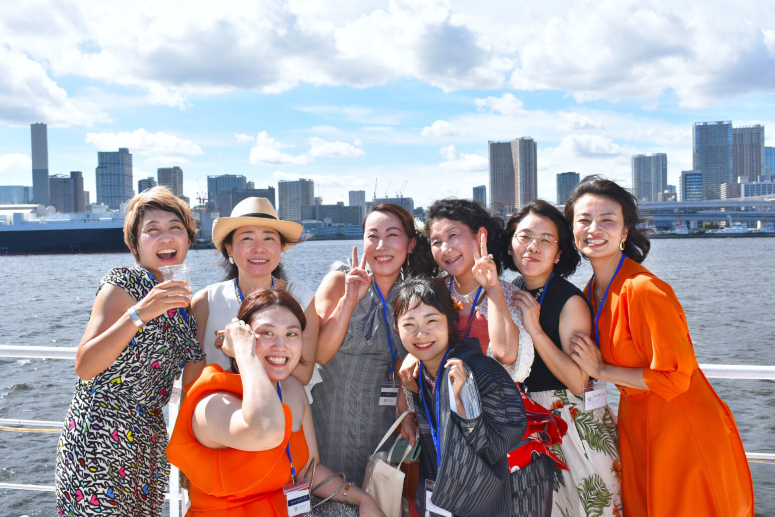 3階デッキで景色を楽しむ女性たち