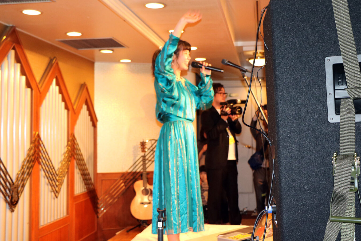 モデルナ号のエンペラールームで船上ライブを行う様子