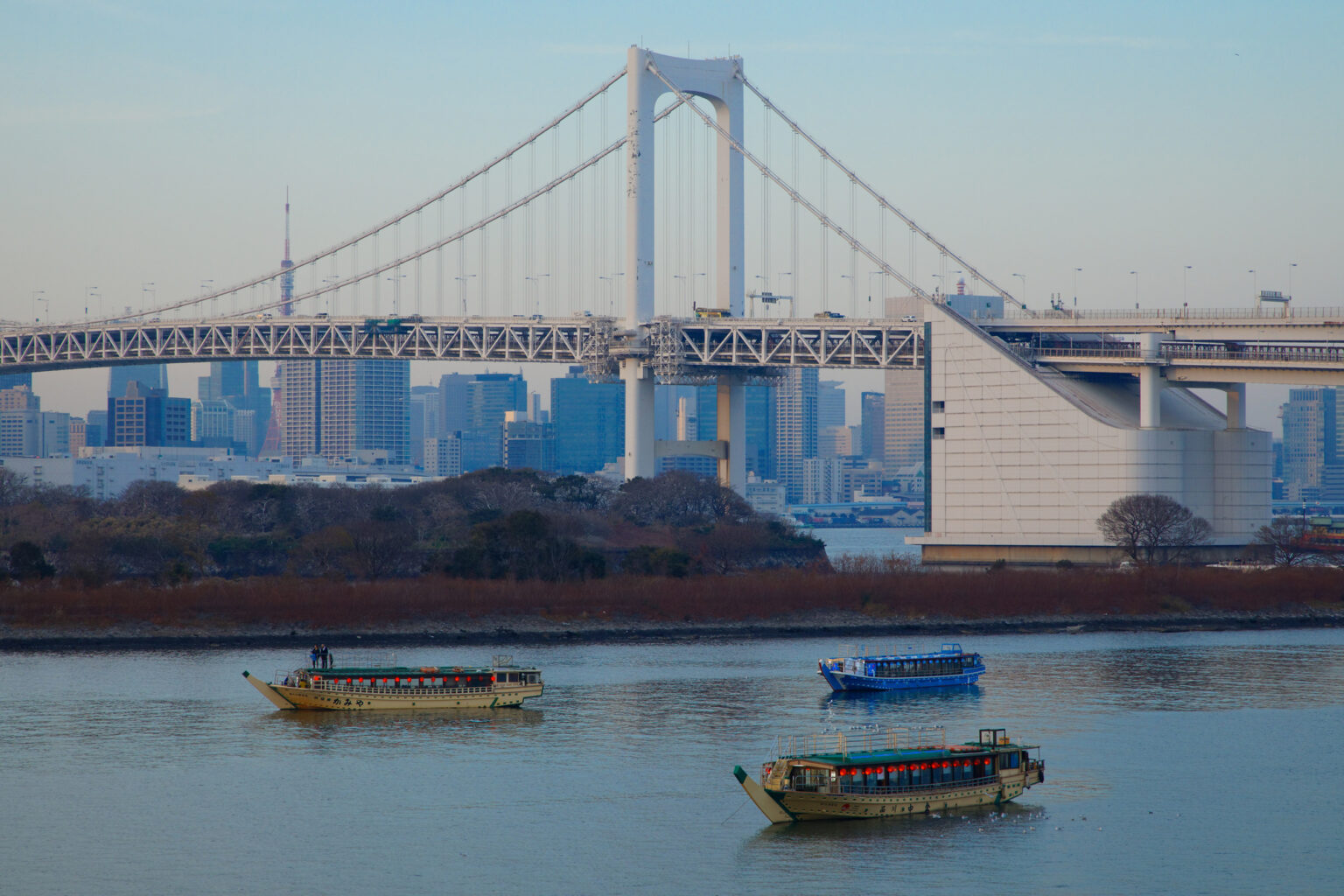 屋形船とレインボーブリッジ