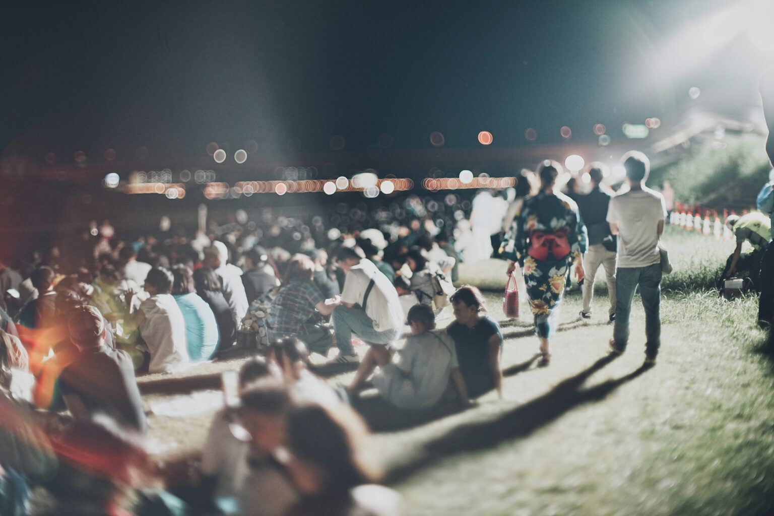 花火大会を観に来た人々