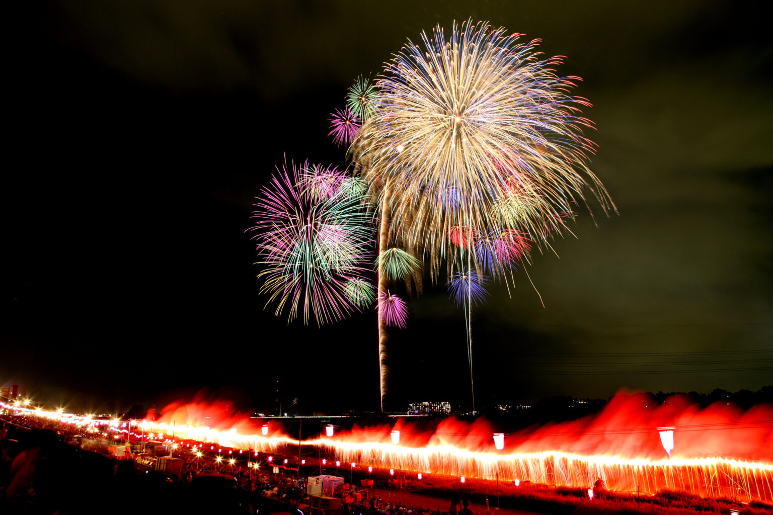 仕掛け花火と打ち上げ花火