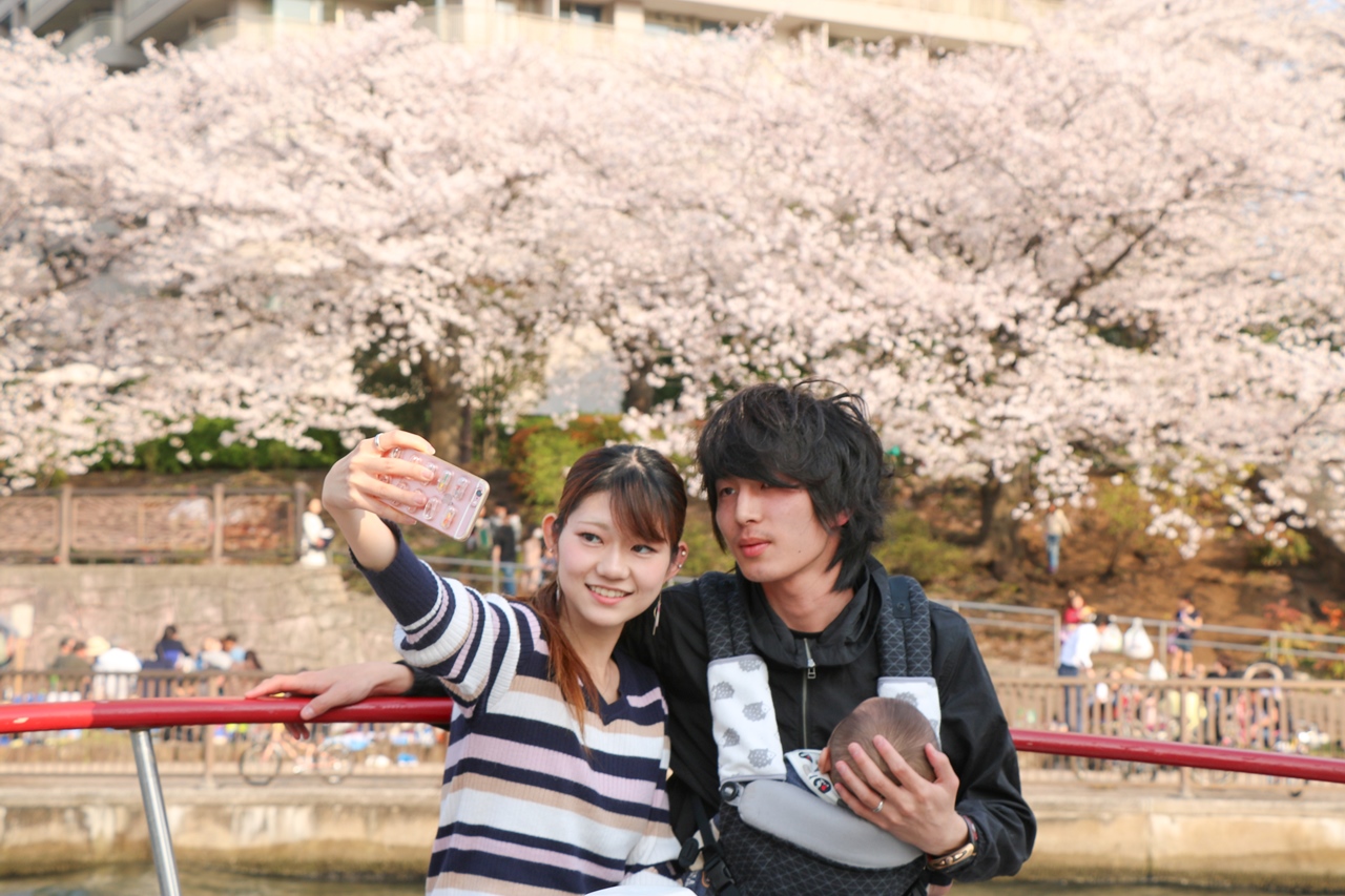 佃島でお花見クルージングを楽しむ家族