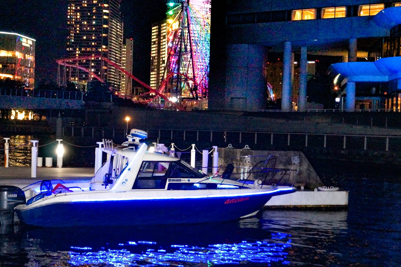 夜の横浜の海に浮かぶ小型クルーザー「アディーム」号