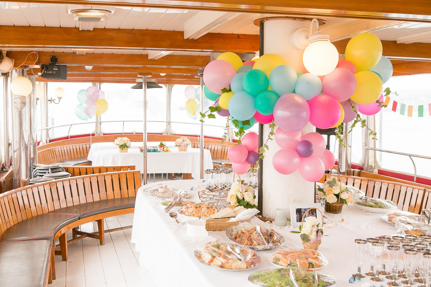 マルコポーロの船内をバルーン装飾で飾り付け