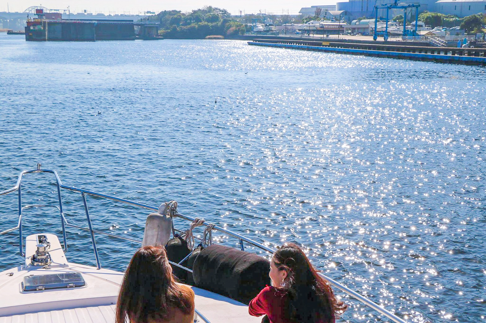 デッキ　女性　後ろ姿　リラックス