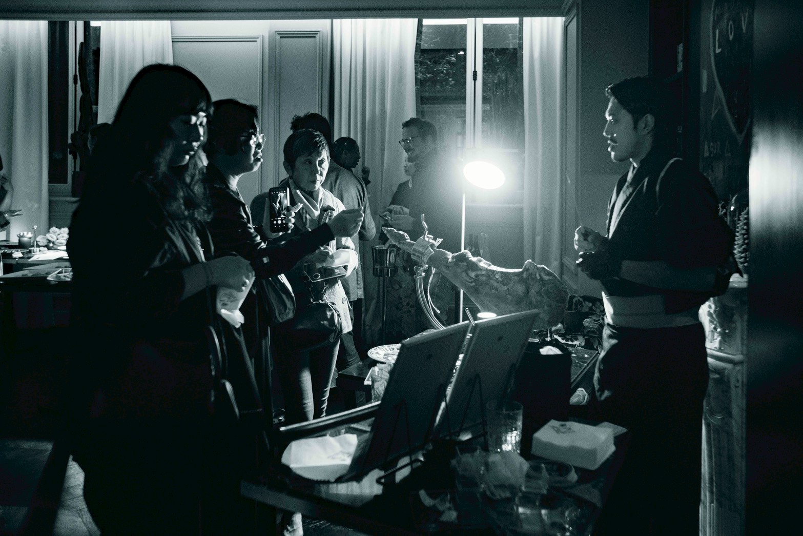 生ハムカットサービスを見る観客