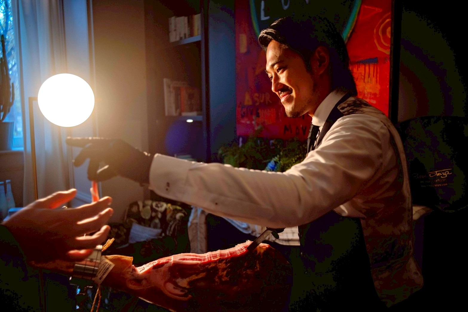 生ハムカットサービスをする職人