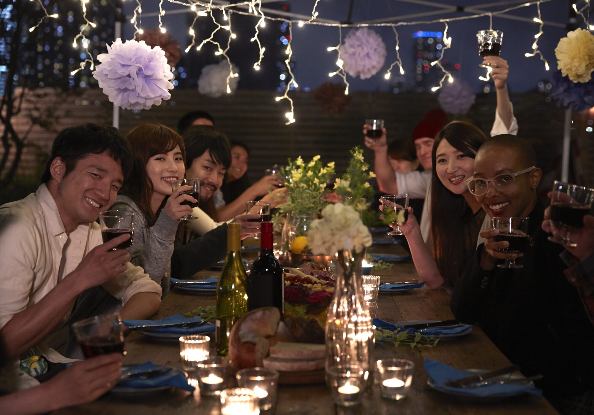 夜の屋上で食事