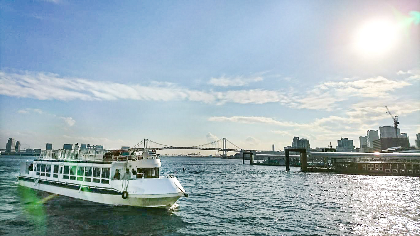 レインボーブリッジ周辺を運航する大型クルーザー