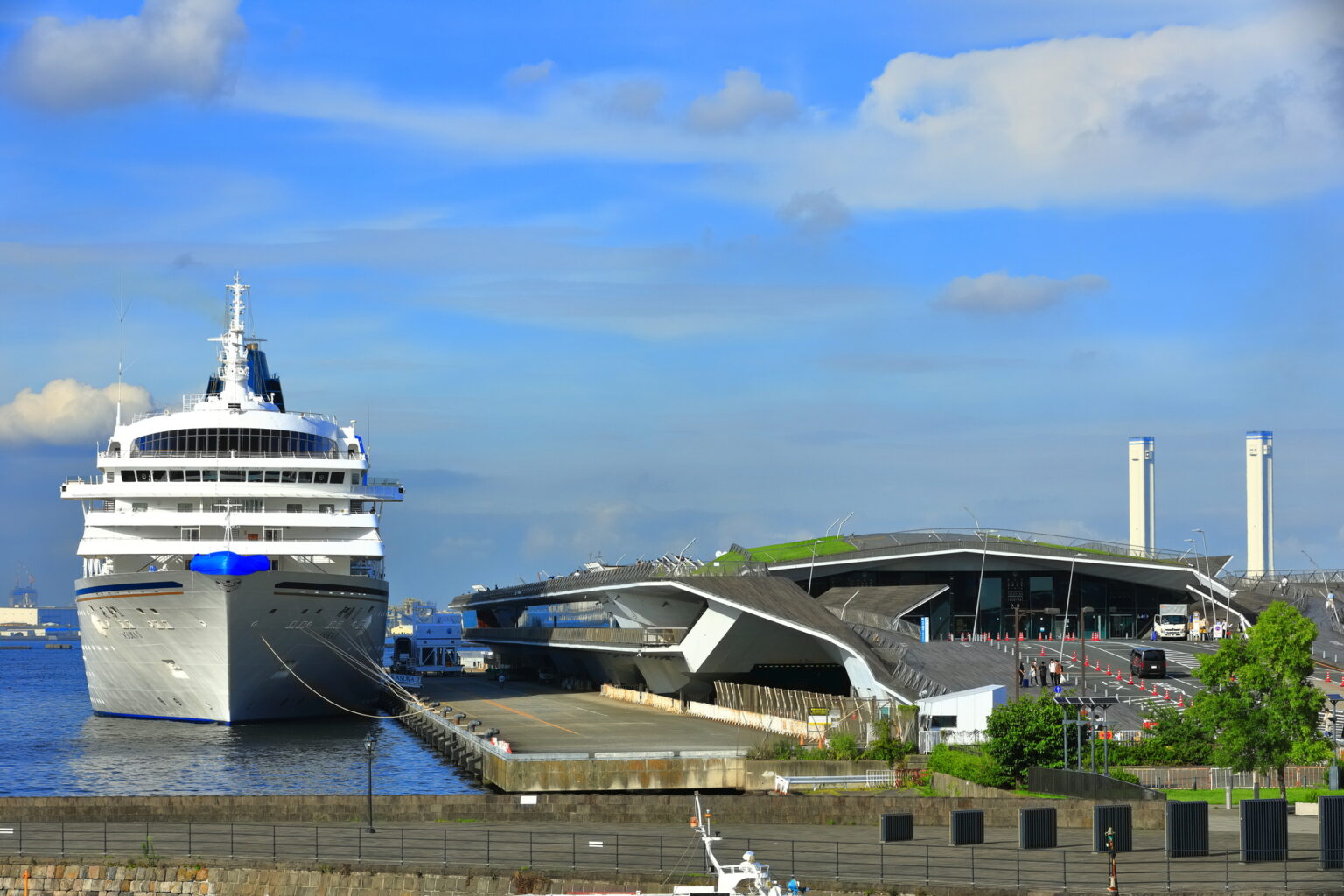 横浜大さん橋に入港する客船