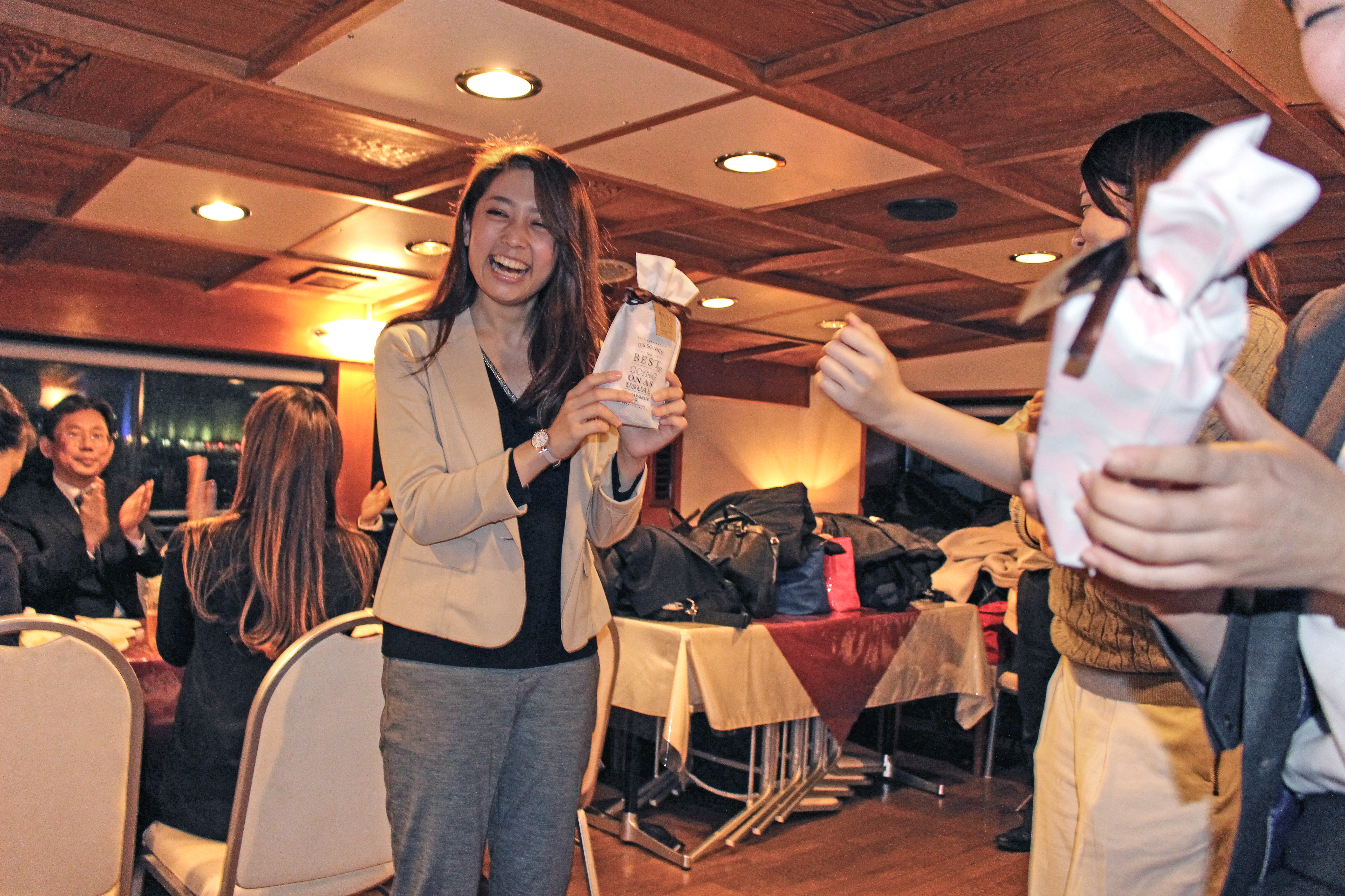 景品を受け取る人