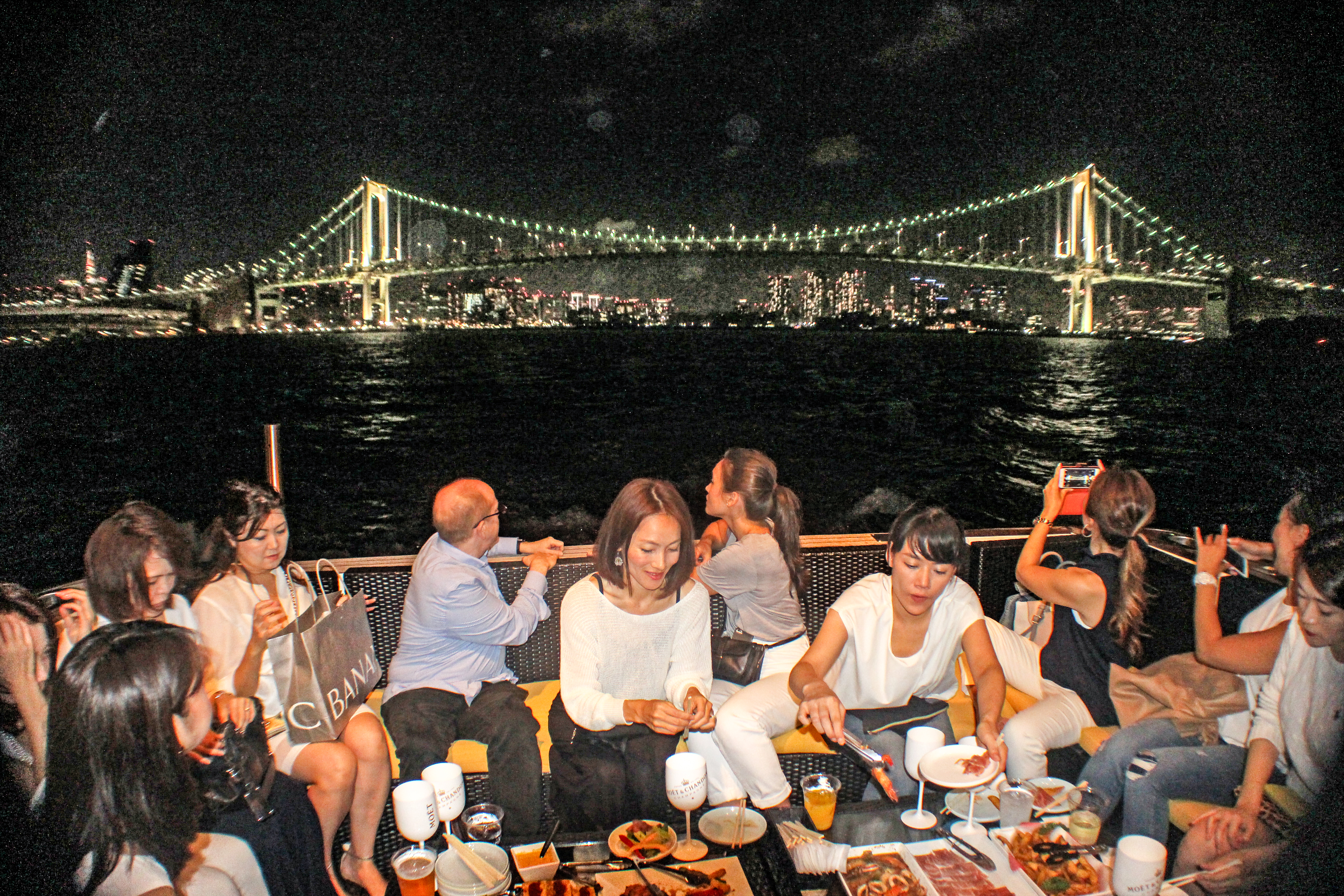 レインボーブリッジを撮影する人たち