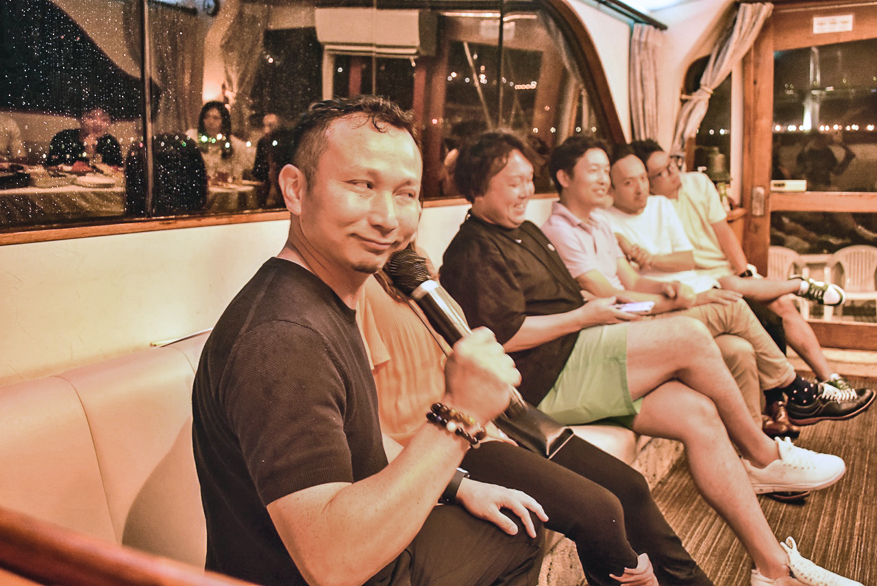 船でカラオケをする様子