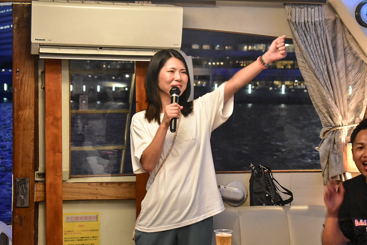 マイクを使用して話す女性