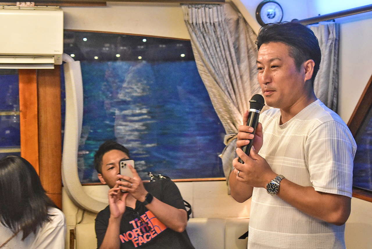 マイクを使用して話す男性