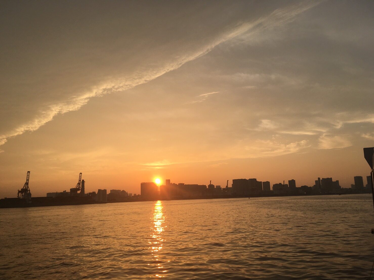 都心の景色に沈む夕陽