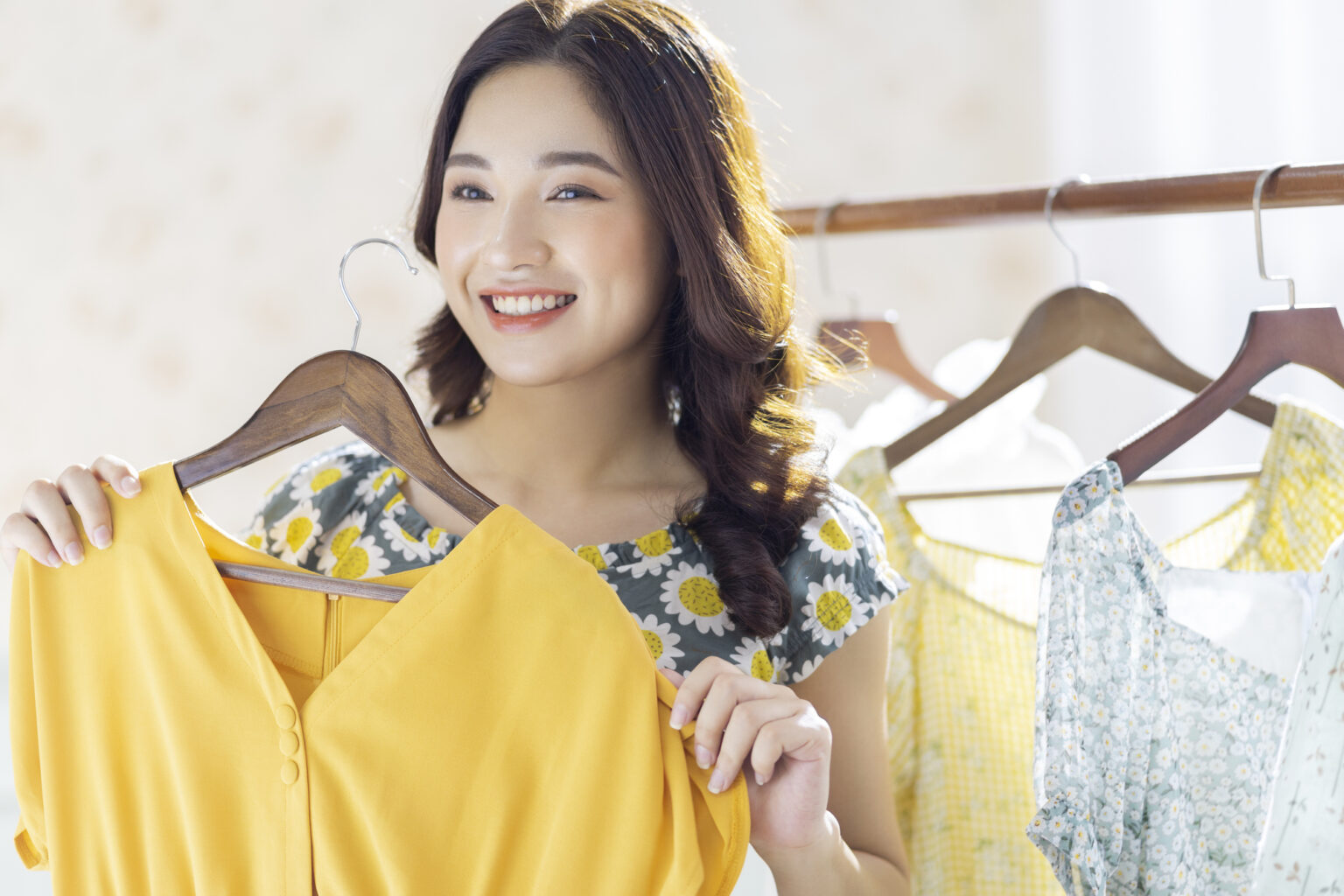 華やかな色の洋服を合わせる女性