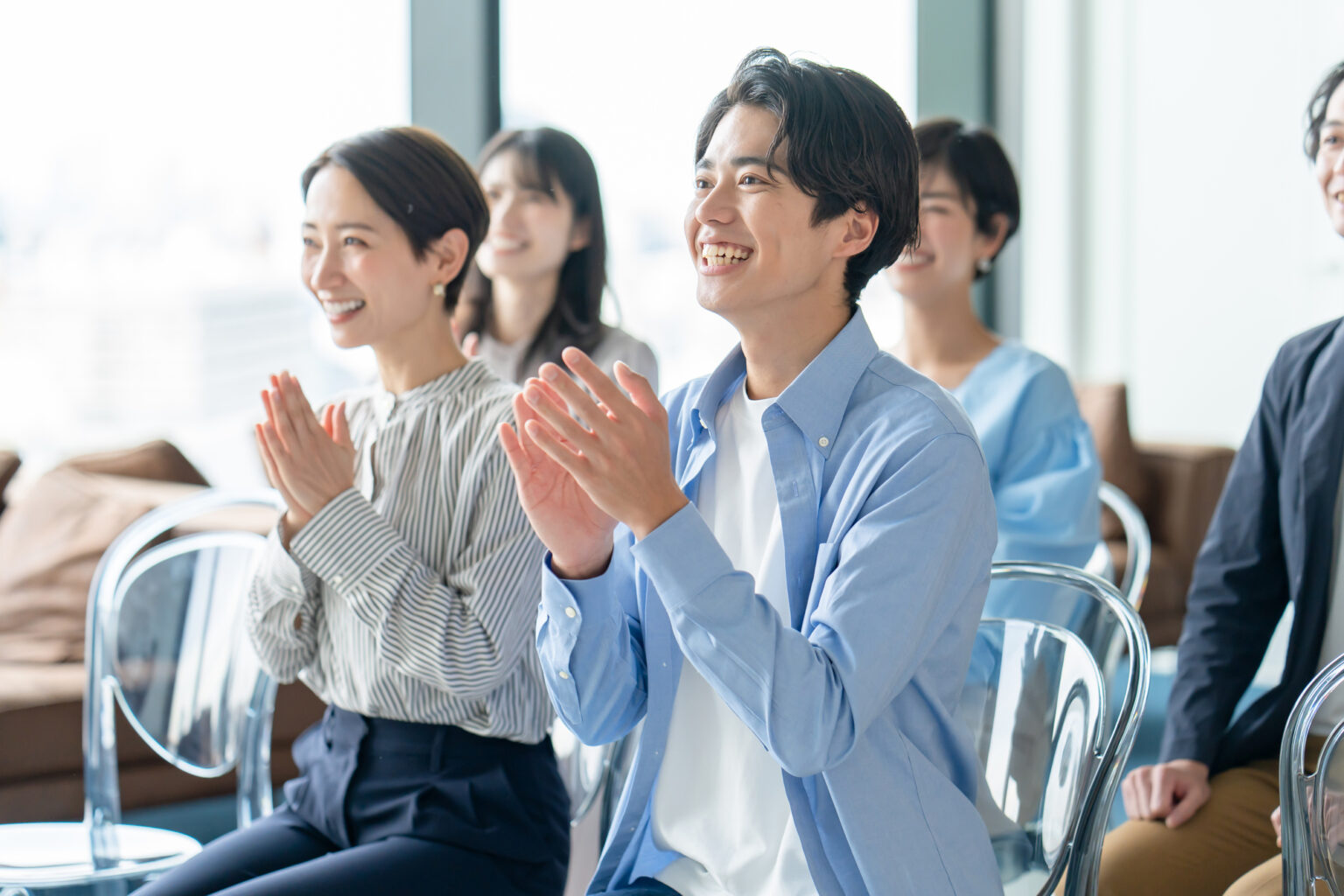 感動して拍手をする人