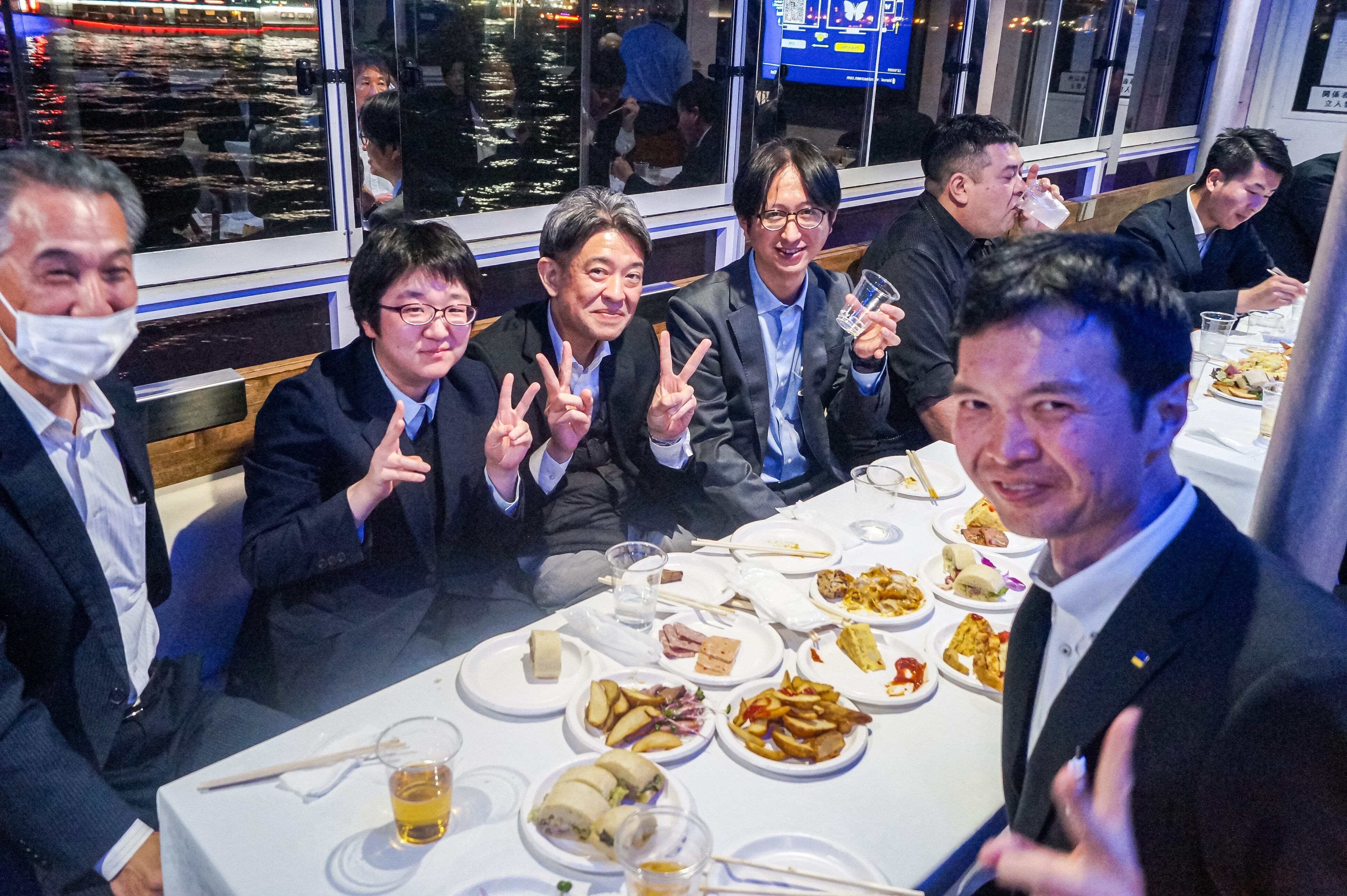 船内　歓談風景