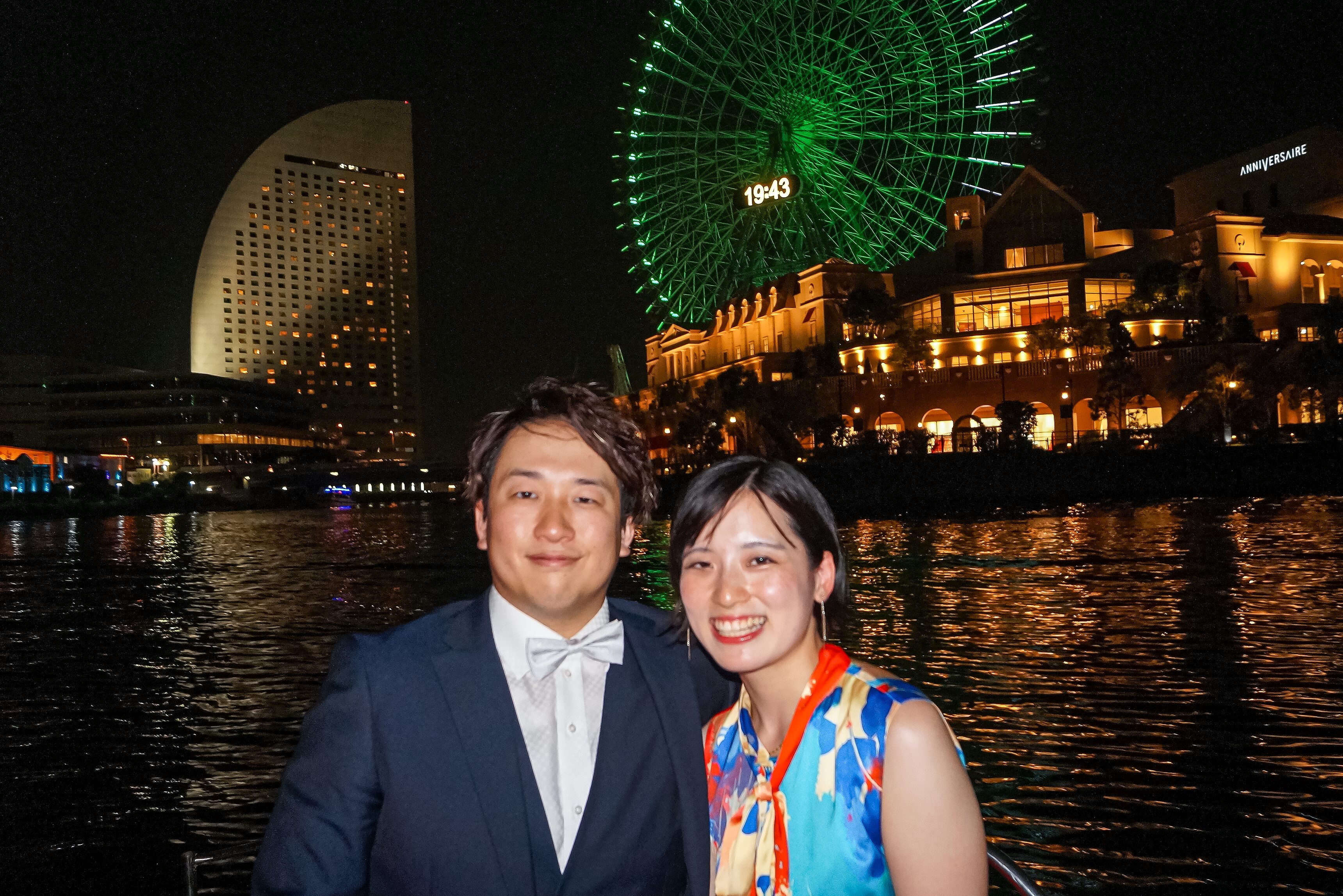 横浜の夜景をバックに記念撮影