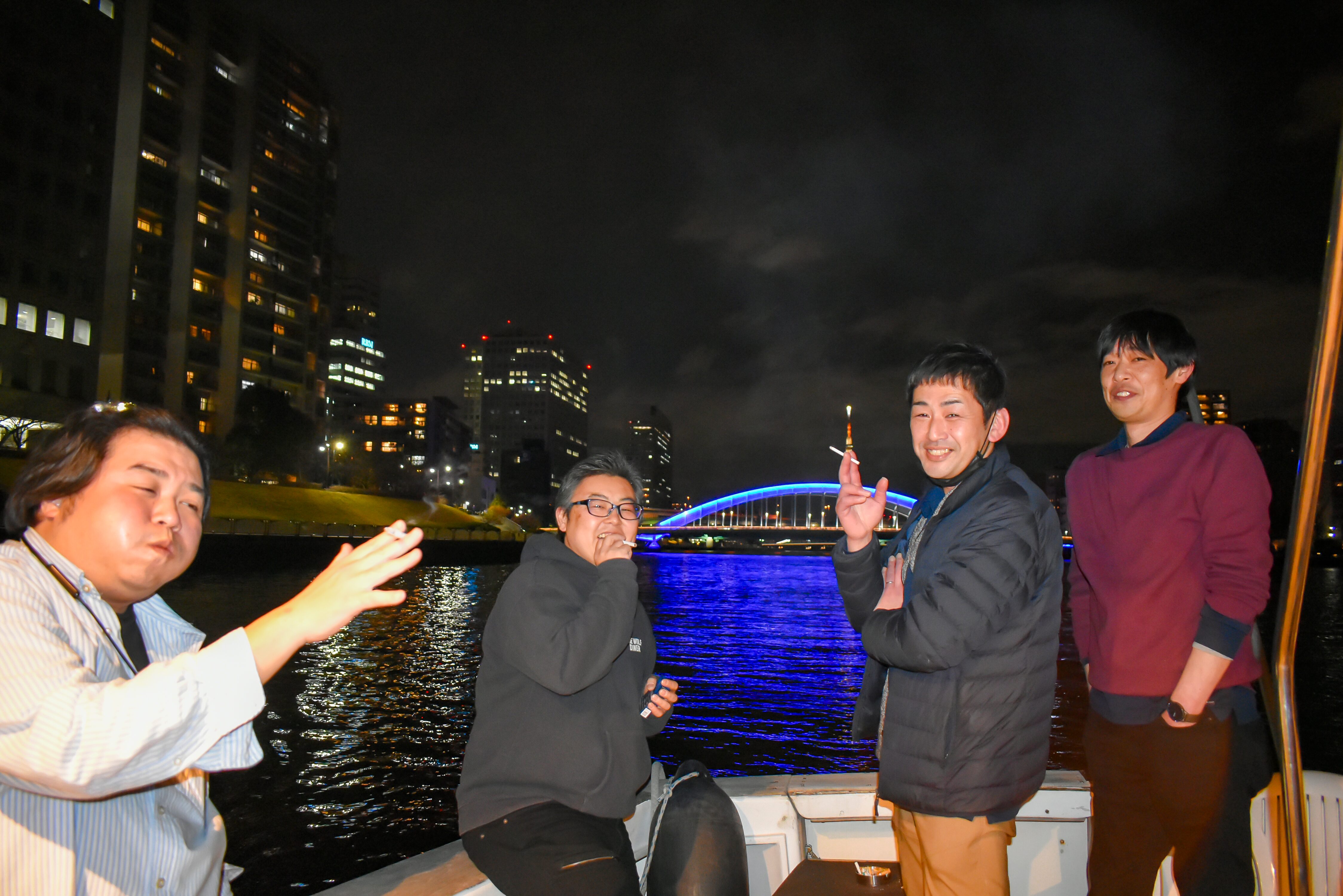 船の上から見る夜景と記念写真