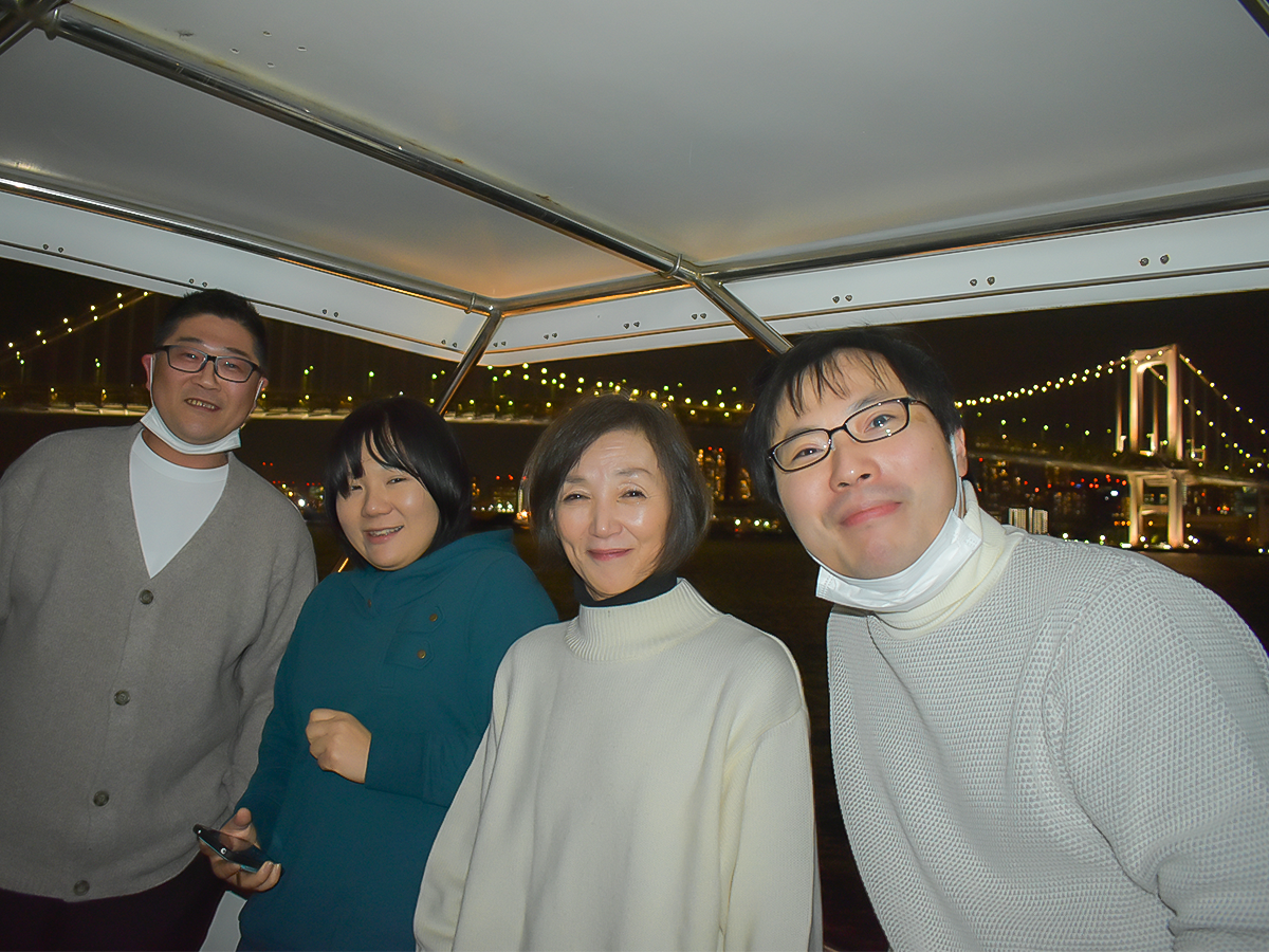 船の上から見るレインボーブリッジと記念写真