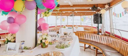 バルーン装飾されたマルコ船内