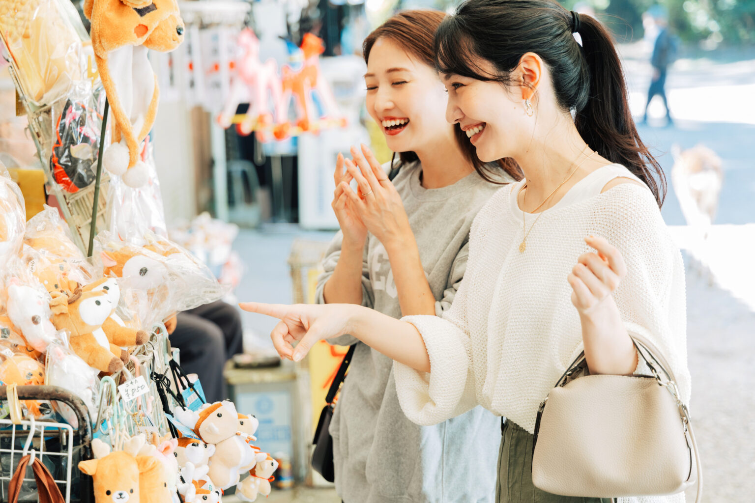 ぬいぐるみを選ぶ女性