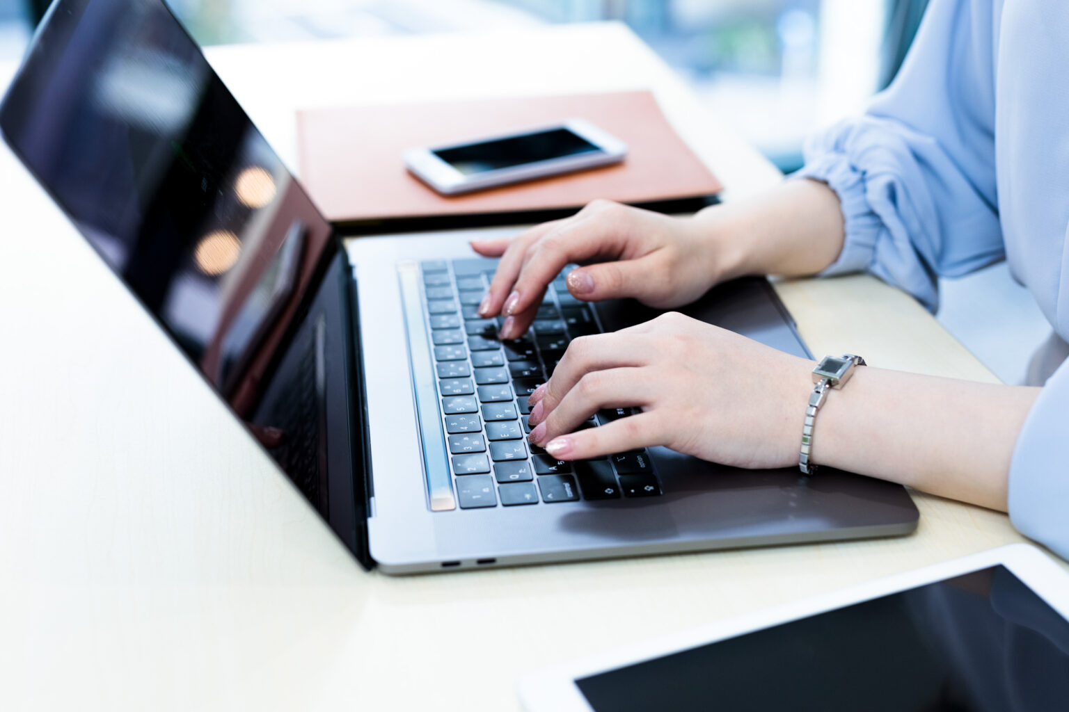 パソコンを操作する人