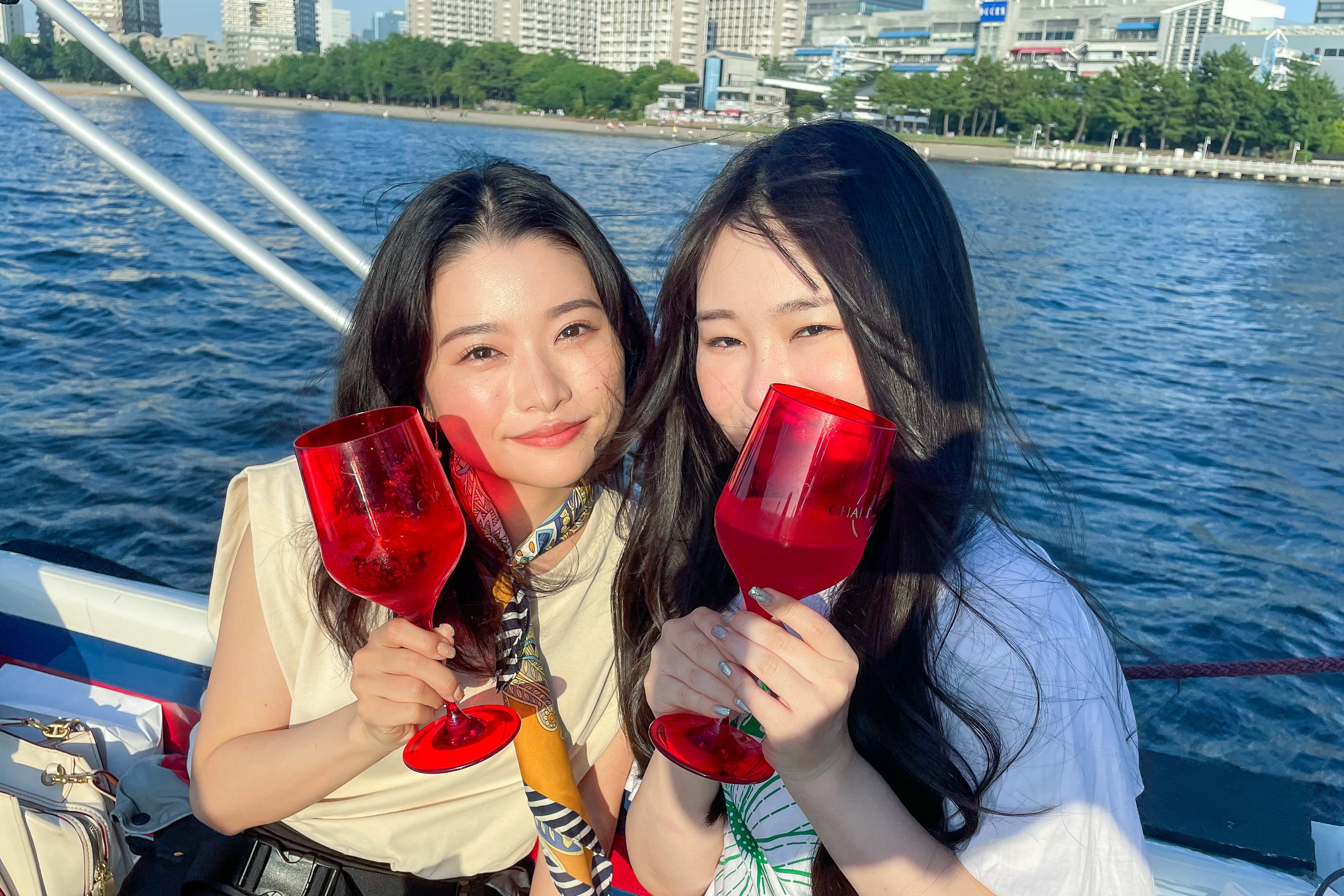 シャンドンで乾杯する女子