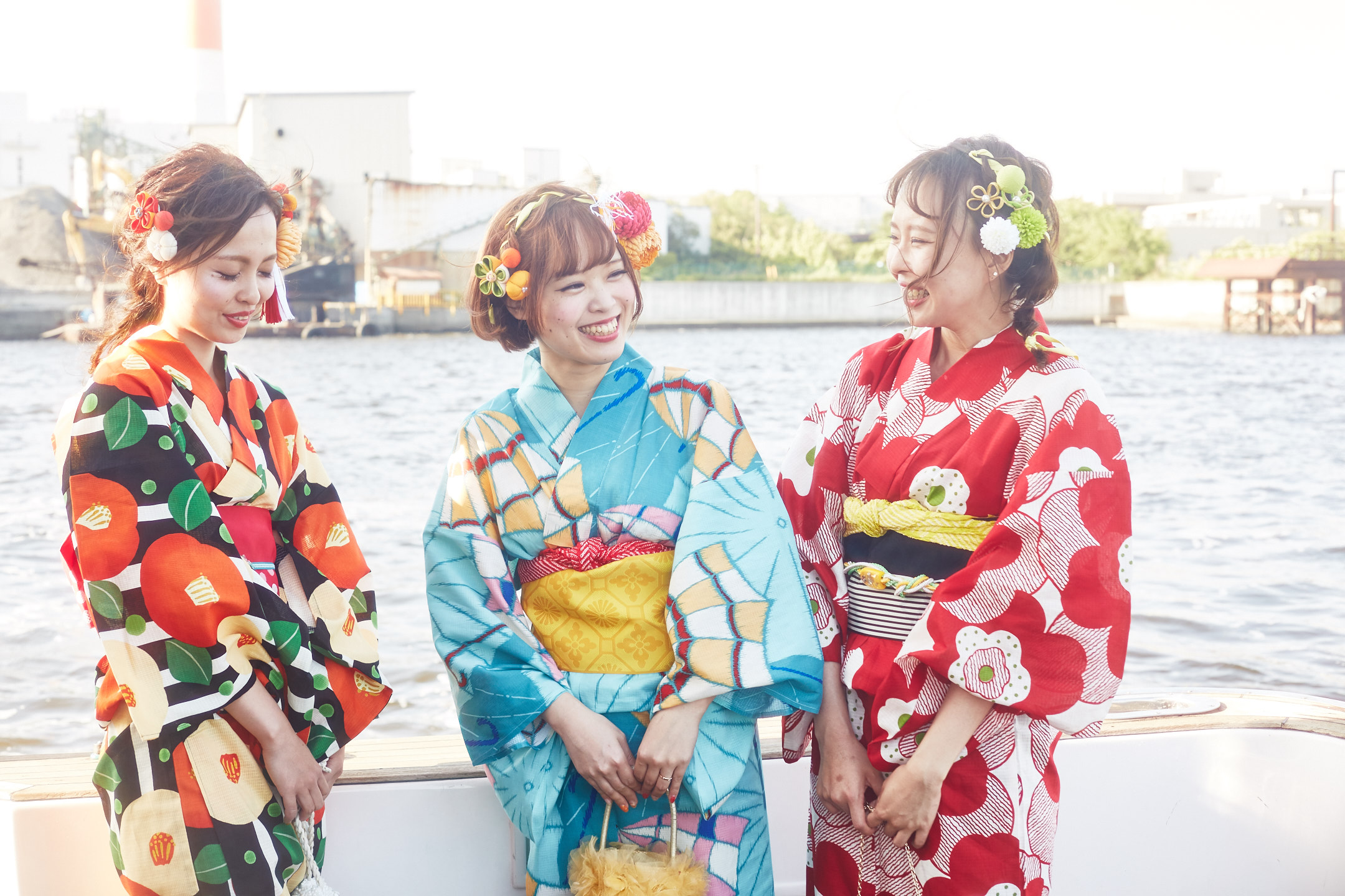 浴衣でクルーザーを楽しむ女性たち