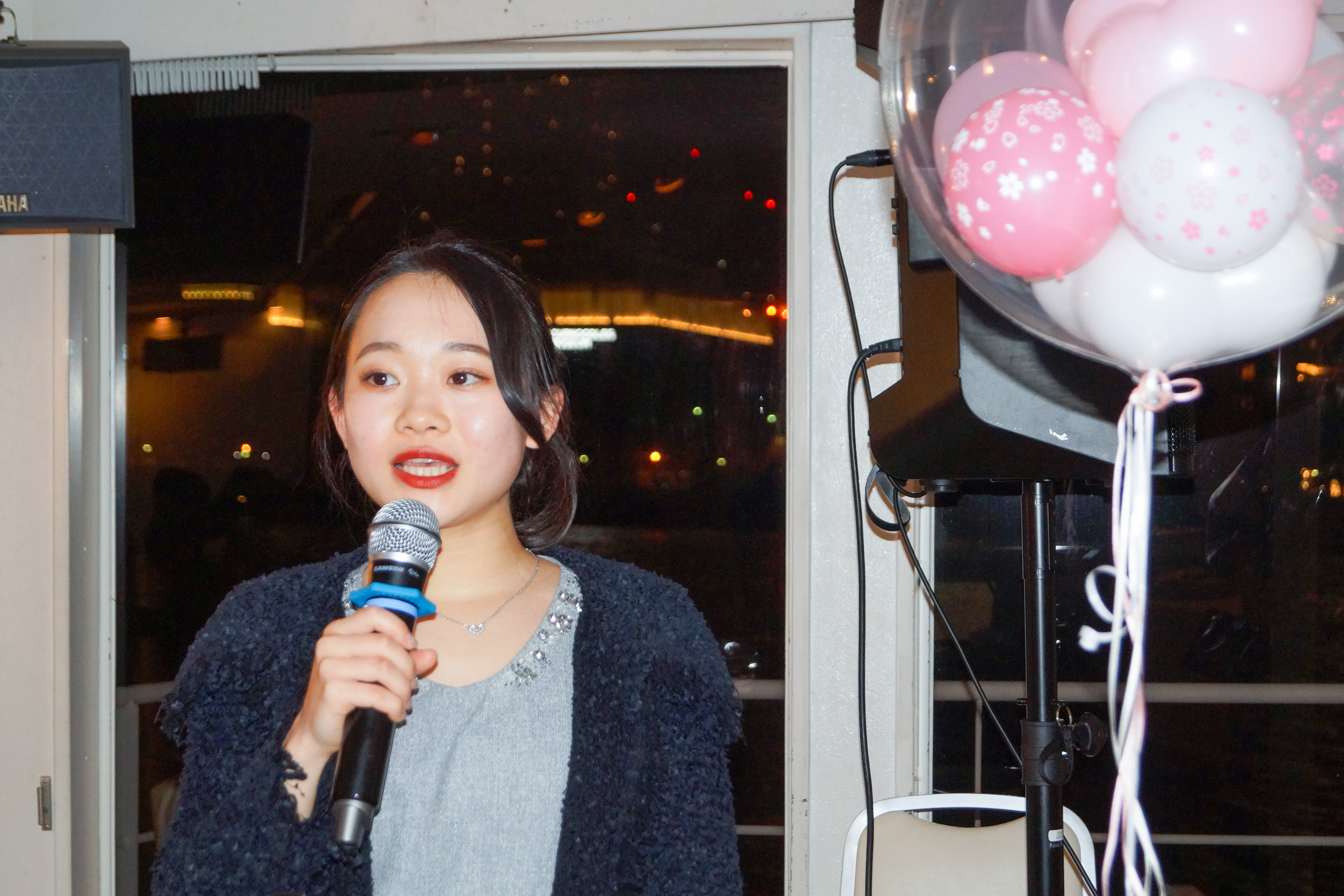 マイクで話す女性