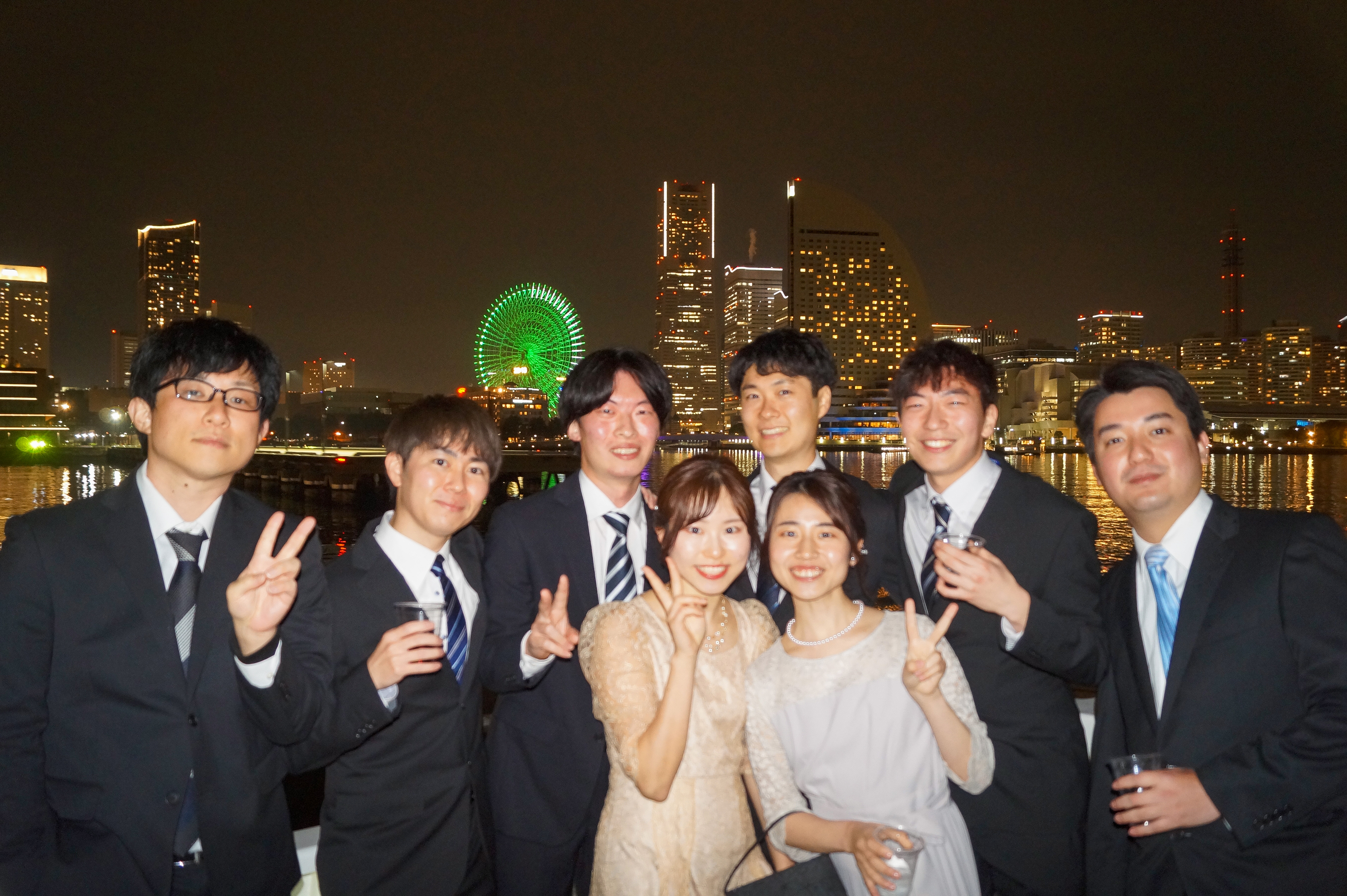 横浜の夜景をバックに記念撮影