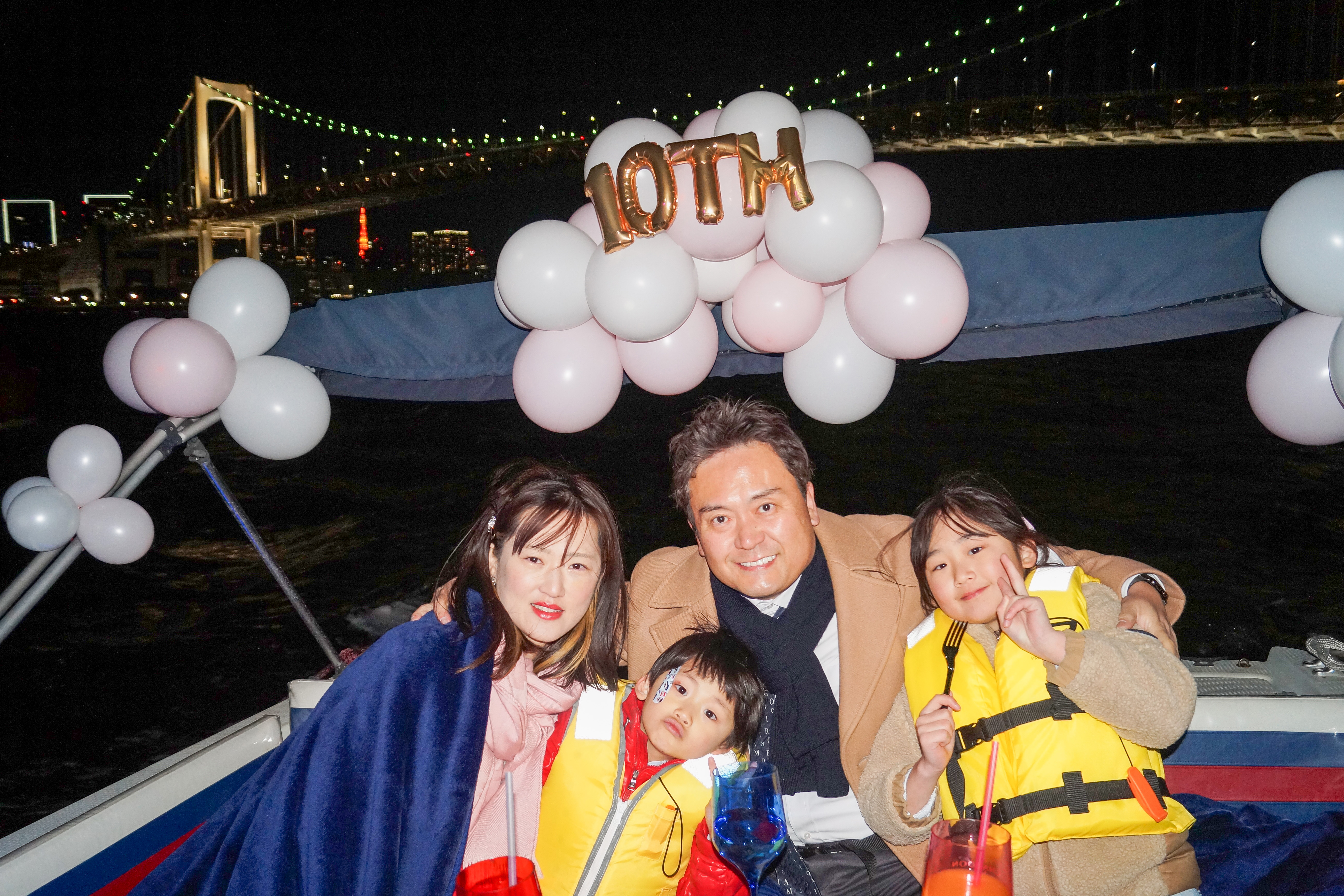 結婚１０周年バルーン装飾されたクルーザーに乗る家族