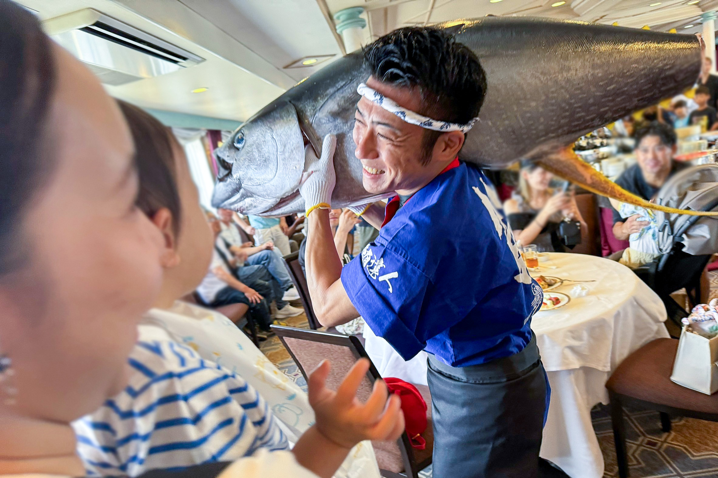 マグロの解体ショー