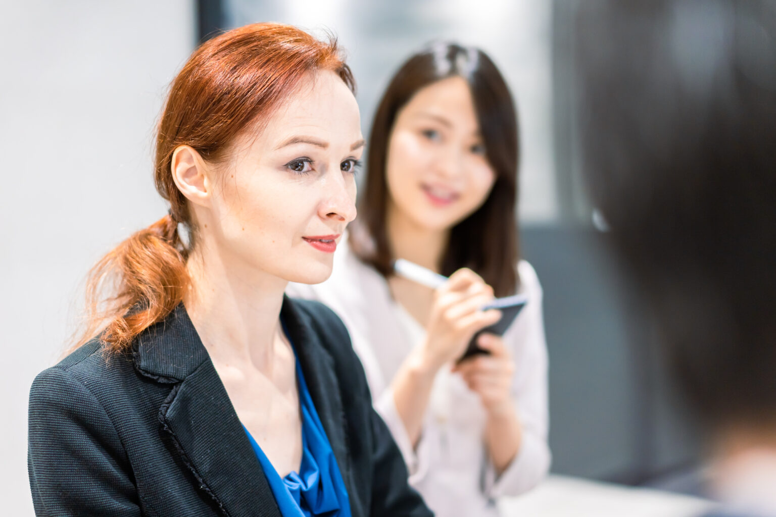 海外の方から話を聞く様子