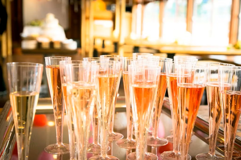 グラスに入ったスパークリングワインが並んでいる様子