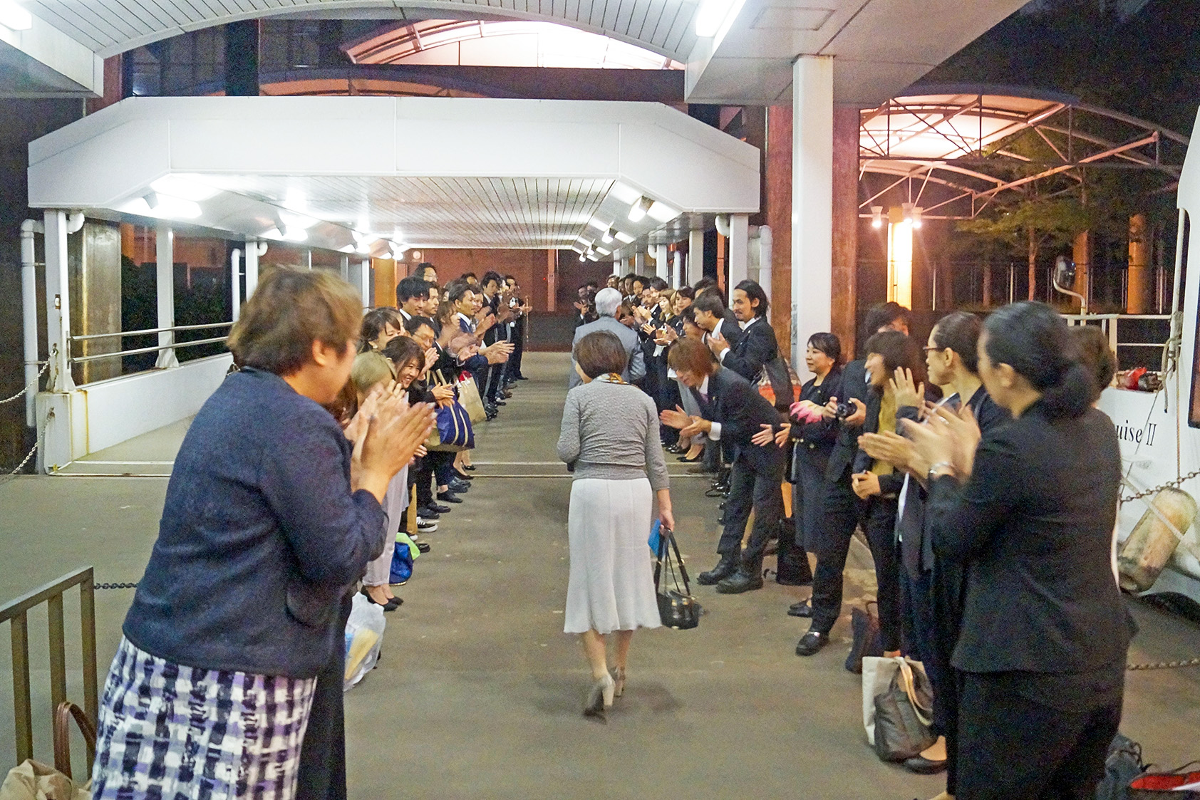 桟橋で主役を見送る