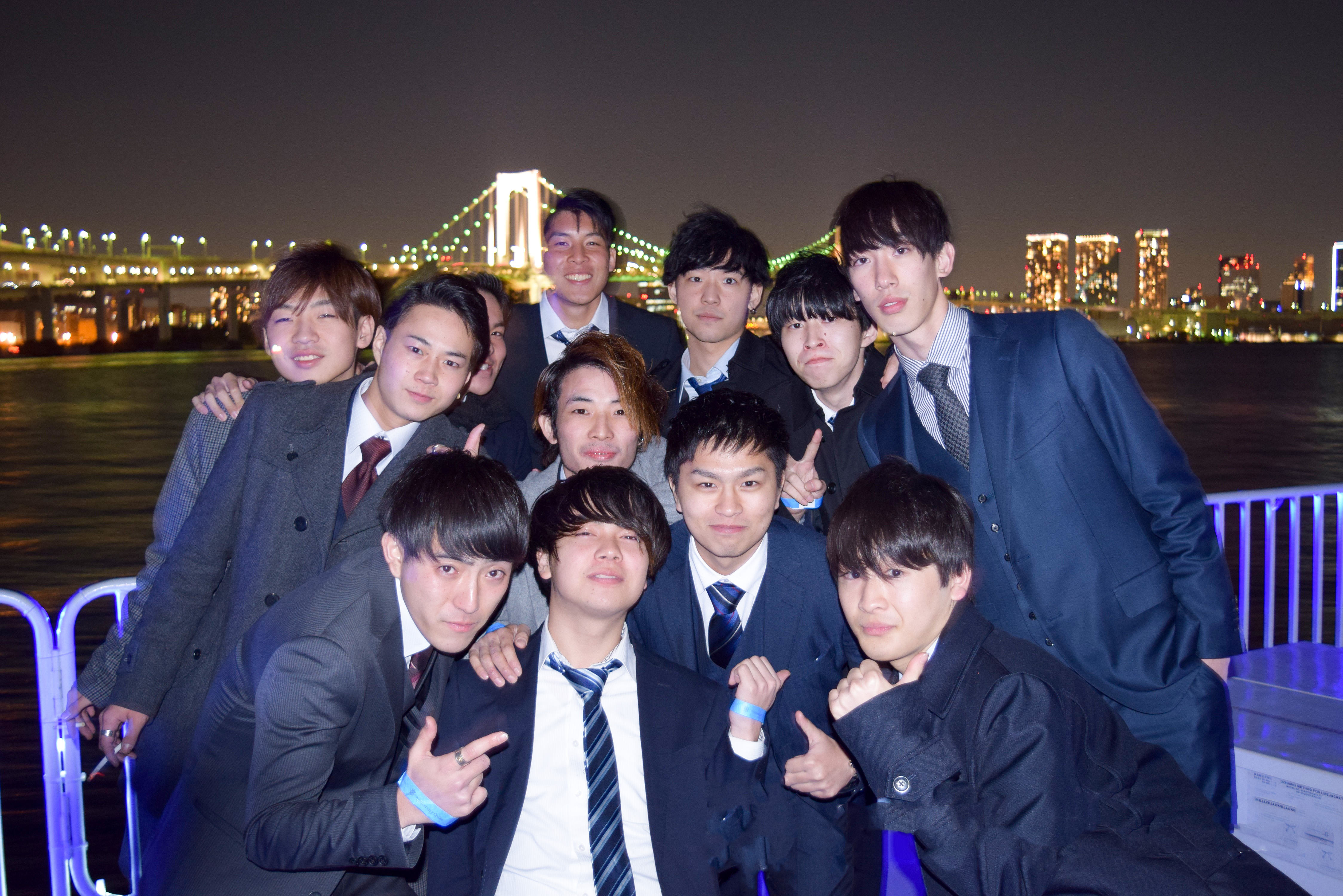 お台場レインボーブリッジをバックにデッキで記念写真