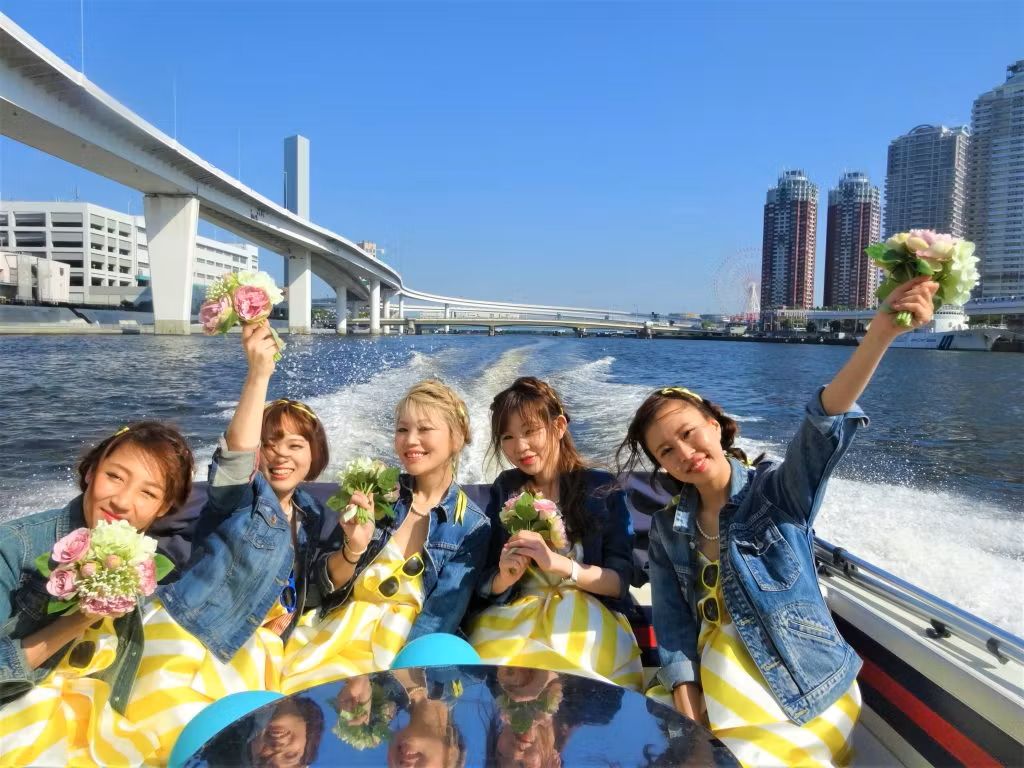 アニー ブーケ持った女性