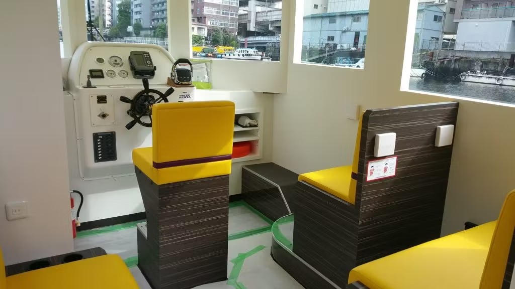 水上タクシー　船内