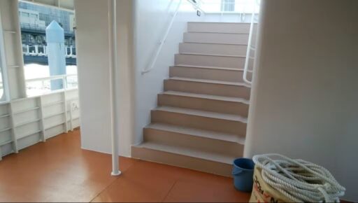 ロサ・アルバ　2階デッキへの階段