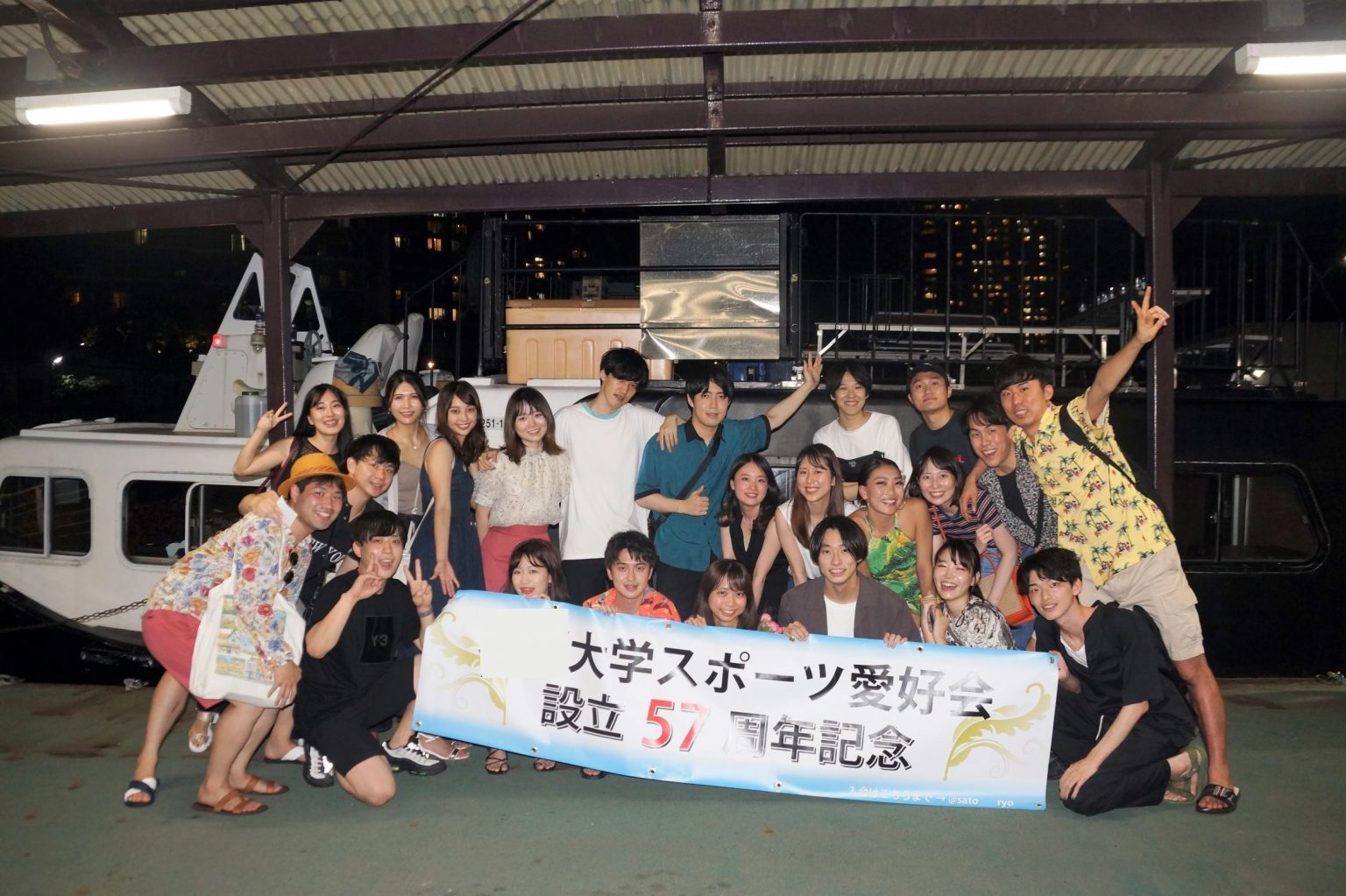 横断幕と船の写真