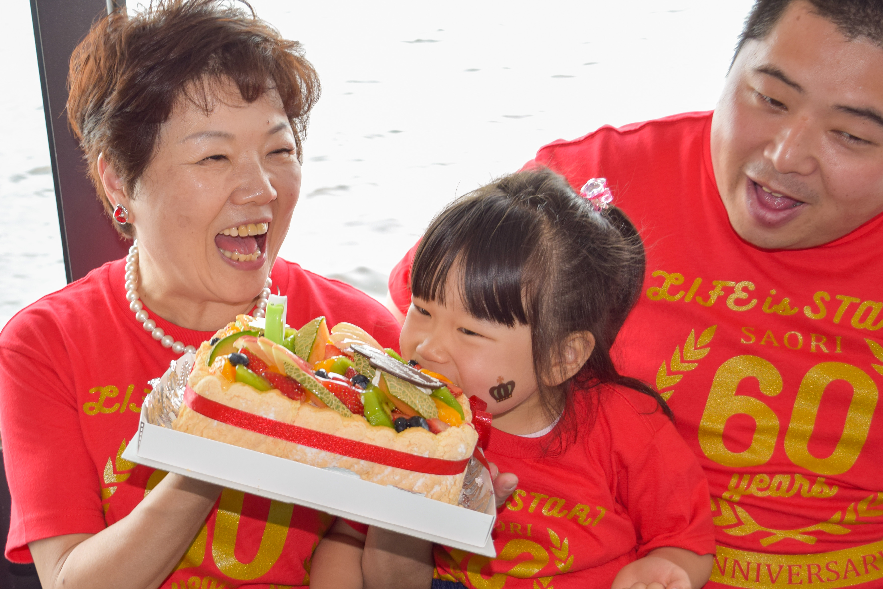 ケーキを食べるおばあちゃんと孫