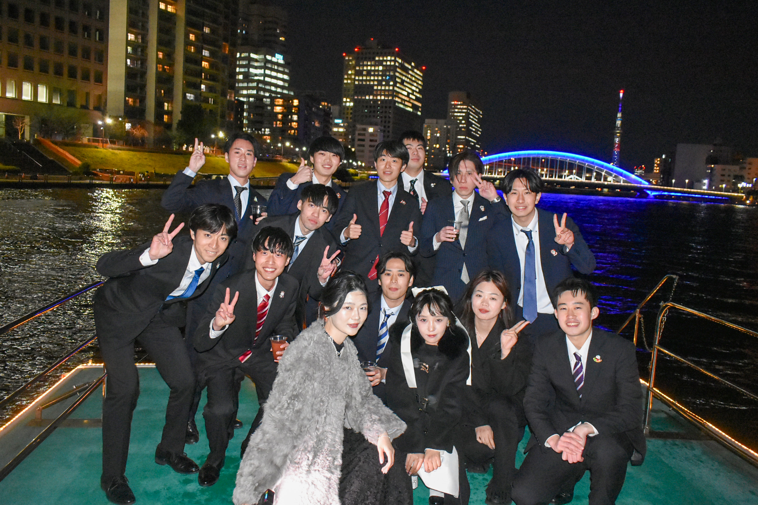 スカイツリー・永代橋をバックに集合写真