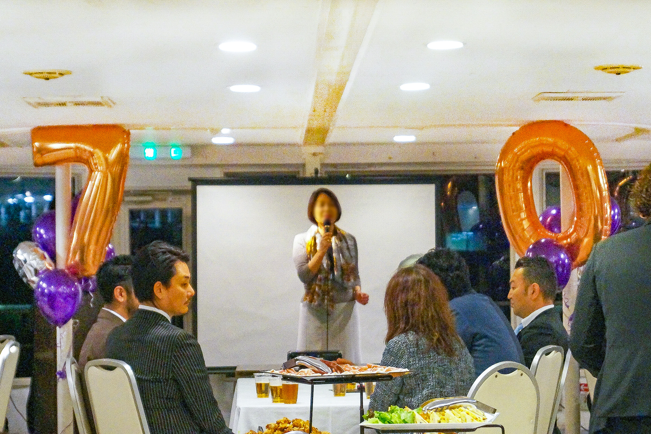 マイクで話す主役