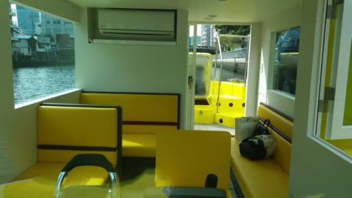水上タクシー　船内3
