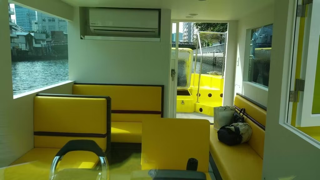 水上タクシー　船内3