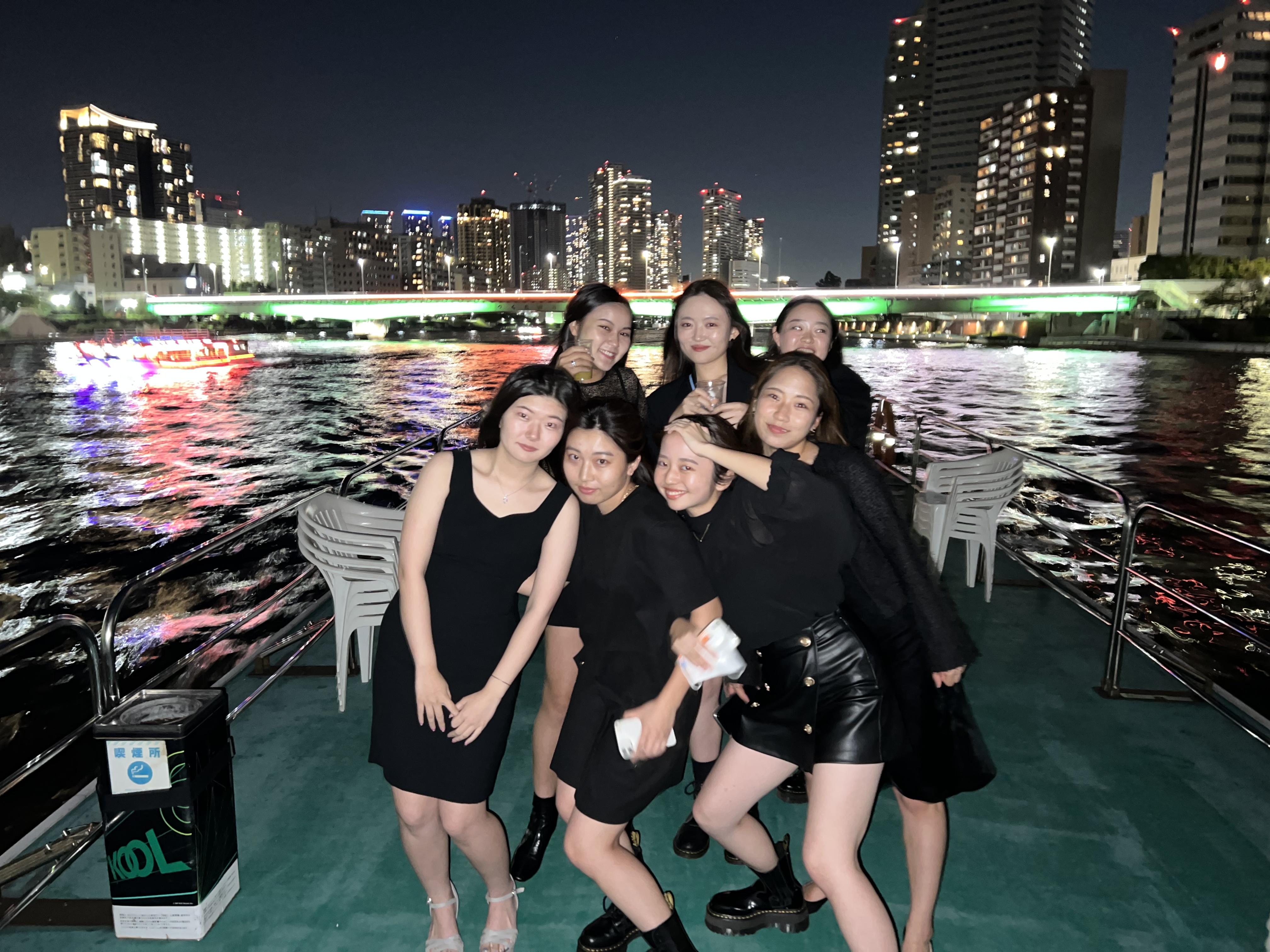 クルーザーのデッキで集合写真をとる女子